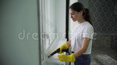 窗户的专业清洁。 用专用洗涤剂洗窗.. 家庭主妇或清洁女工